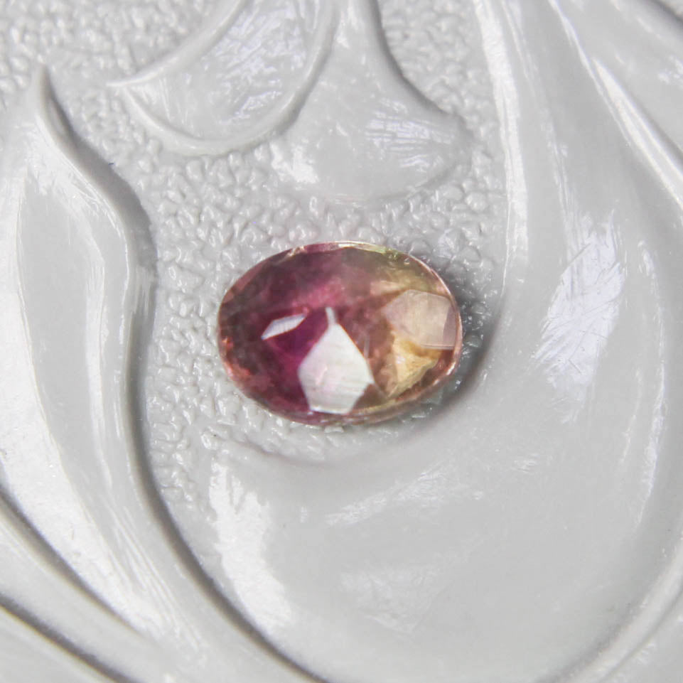 バイカラートルマリン 0.37ct オーバルカット 5.1mm×3.8mm×2.7mm【MJ3095】