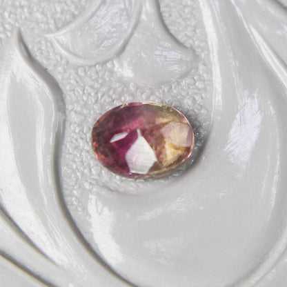 バイカラートルマリン 0.37ct オーバルカット 5.1mm×3.8mm×2.7mm【MJ3095】