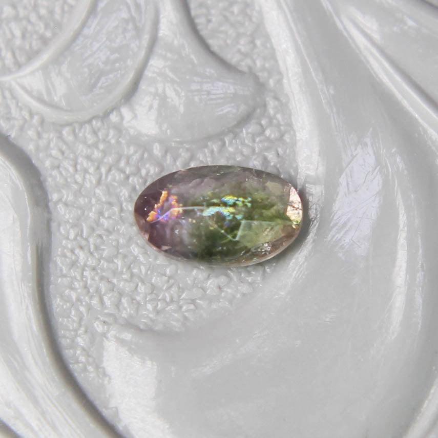 イリデッセンス入り バイカラートルマリン 0.21ct オーバルカット 4.8mm×2.9mm×2.0mm【MJ3097】