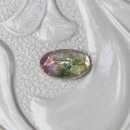 イリデッセンス入り バイカラートルマリン 0.21ct オーバルカット 4.8mm×2.9mm×2.0mm【MJ3097】