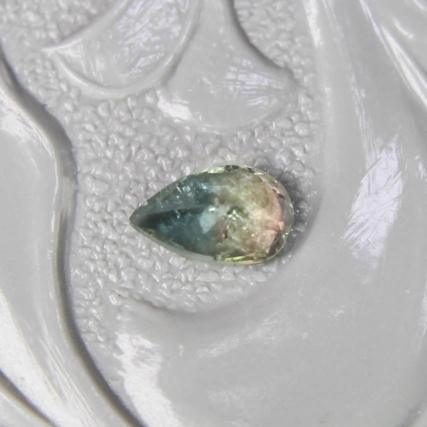 バイカラートルマリン 0.19ct ペアシェイプカット 4.6mm×2.9mm×2.2mm【MJ3098】