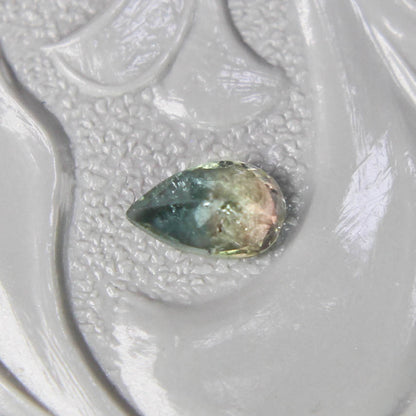 バイカラートルマリン 0.19ct ペアシェイプカット 4.6mm×2.9mm×2.2mm【MJ3098】