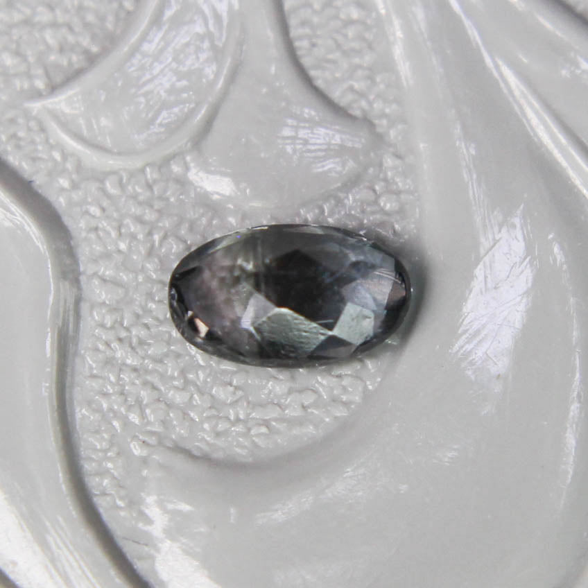 バイカラートルマリン 0.25ct オーバルカット 5.1mm×3.1mm×2.0mm【MJ3101】