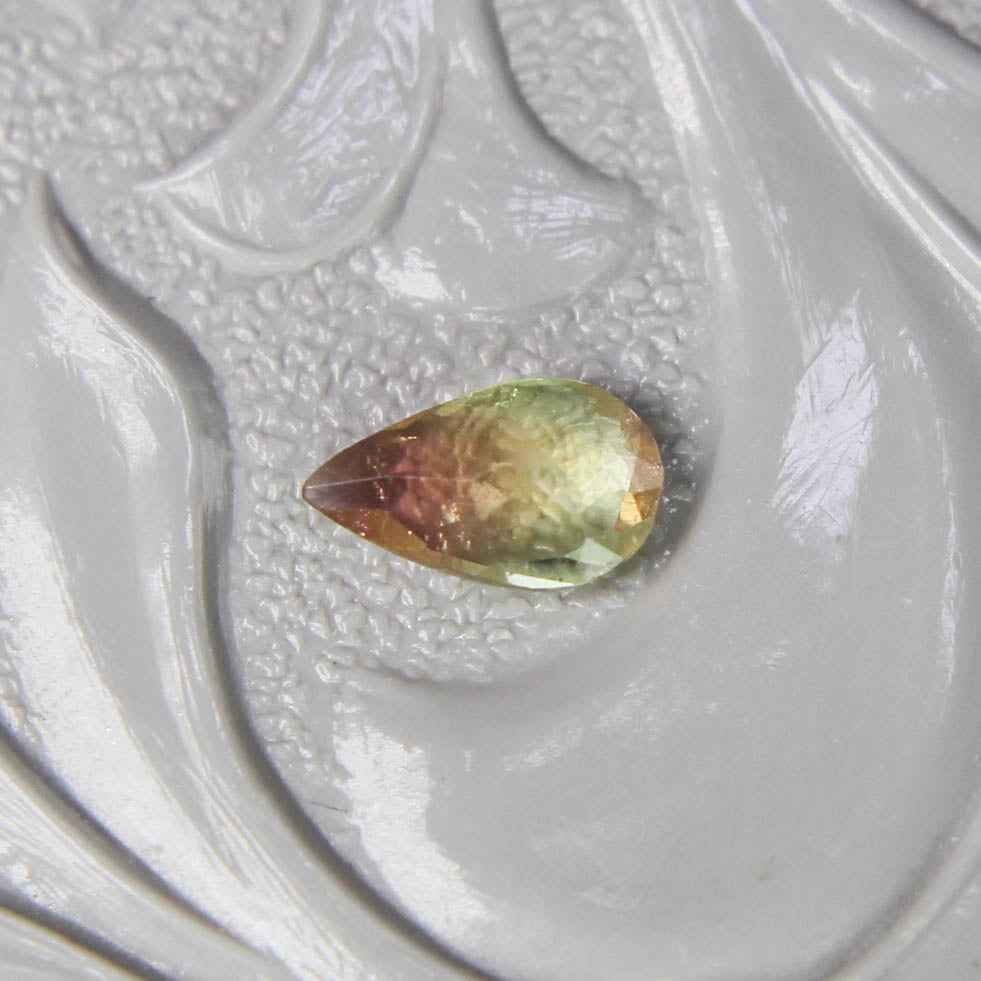 バイカラートルマリン 0.18ct ペアシェイプカット 5.3mm×3.2mm×1.7mm【MJ3102】