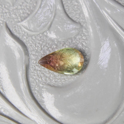 バイカラートルマリン 0.18ct ペアシェイプカット 5.3mm×3.2mm×1.7mm【MJ3102】