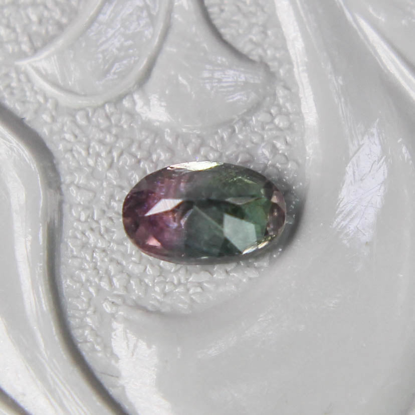 バイカラートルマリン 0.23ct オーバルカット 4.7mm×3.0mm×2.3mm【MJ3103】