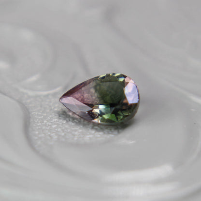 バイカラートルマリン 0.33ct ペアシェイプカット 5.8mm×3.9mm×2.3mm【MJ3088】