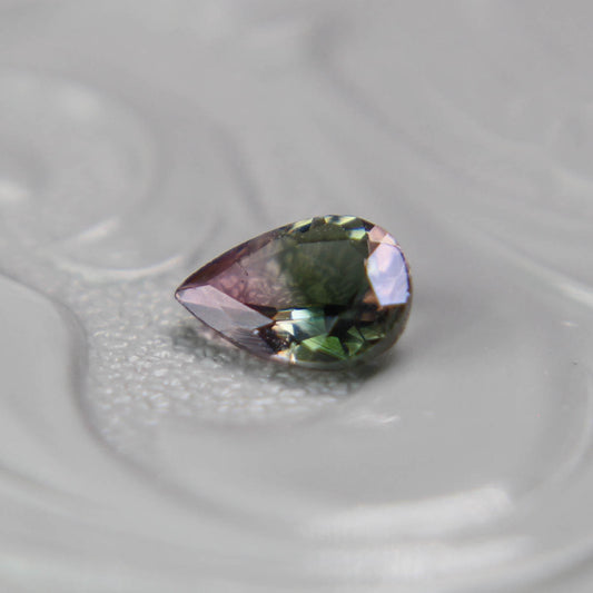 バイカラートルマリン 0.33ct ペアシェイプカット 5.8mm×3.9mm×2.3mm【MJ3088】