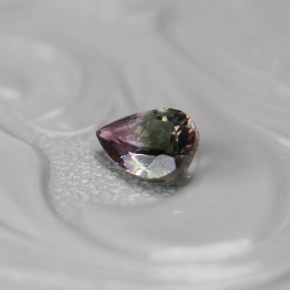 バイカラートルマリン 0.33ct ペアシェイプカット 5.8mm×3.9mm×2.3mm【MJ3088】