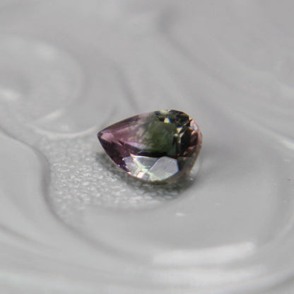 バイカラートルマリン 0.33ct ペアシェイプカット 5.8mm×3.9mm×2.3mm【MJ3088】