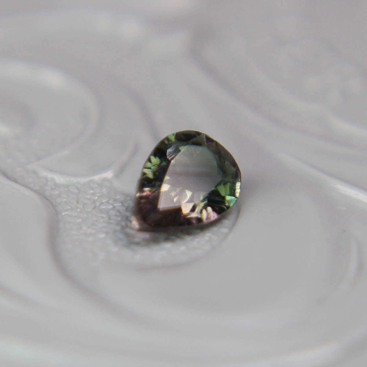 バイカラートルマリン 0.33ct ペアシェイプカット 5.8mm×3.9mm×2.3mm【MJ3088】