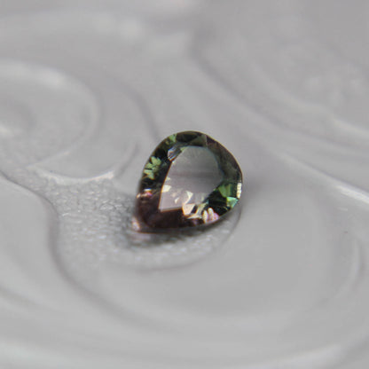 バイカラートルマリン 0.33ct ペアシェイプカット 5.8mm×3.9mm×2.3mm【MJ3088】
