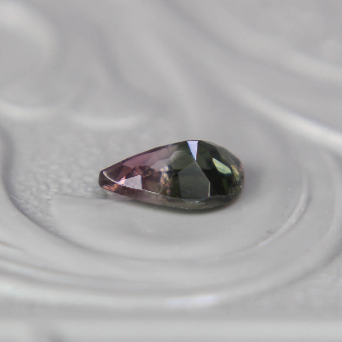 バイカラートルマリン 0.33ct ペアシェイプカット 5.8mm×3.9mm×2.3mm【MJ3088】