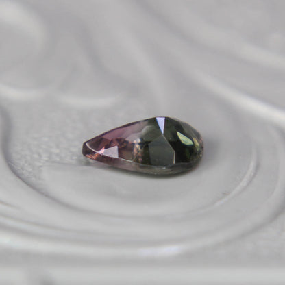 バイカラートルマリン 0.33ct ペアシェイプカット 5.8mm×3.9mm×2.3mm【MJ3088】