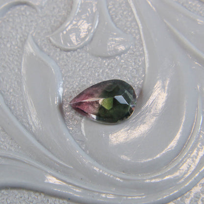 バイカラートルマリン 0.33ct ペアシェイプカット 5.8mm×3.9mm×2.3mm【MJ3088】