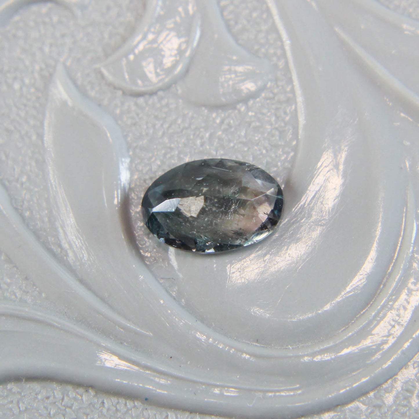 バイカラートルマリン 0.42ct オーバルカット 5.9mm×4.0mm×2.6mm【MJ3089】