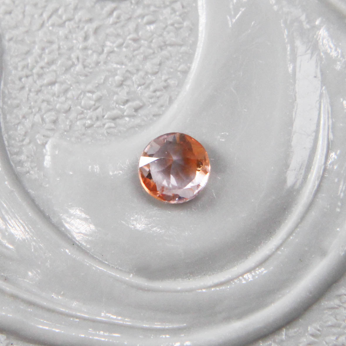 バイカラーサファイア 0.08ct ラウンドカット 2.5mm×2.5mm×1.4mm【MJ2989】