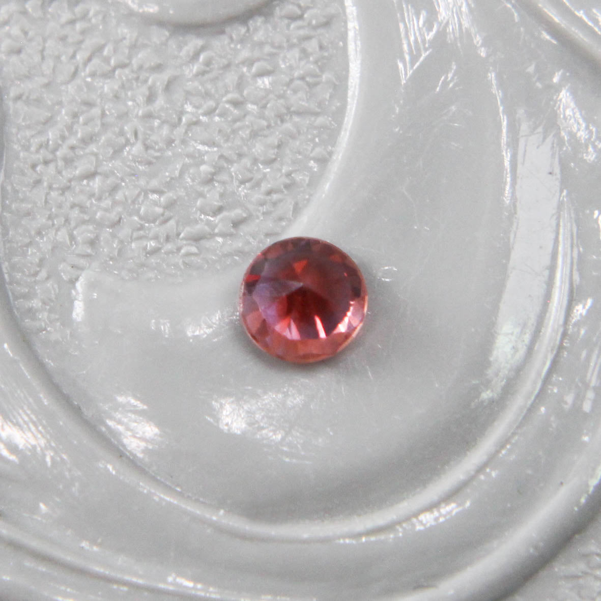 バイカラーサファイア 0.08ct ラウンドカット 2.6mm×2.6mm×1.6mm【MJ2991】