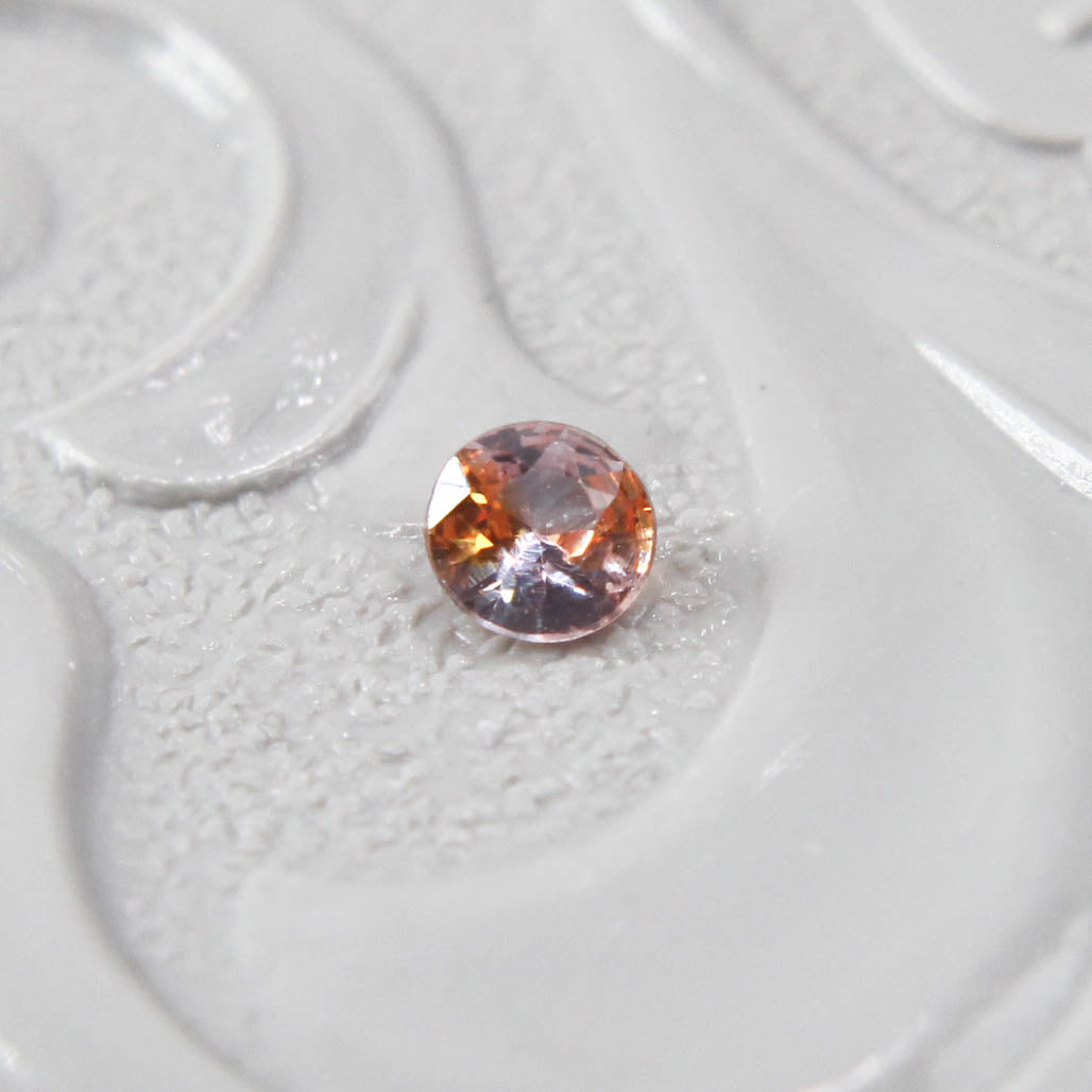 バイカラーサファイア 0.08ct ラウンドカット 2.5mm×2.5mm×1.4mm【MJ2989】
