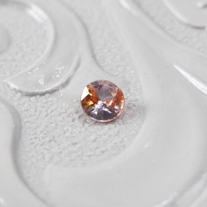 バイカラーサファイア 0.08ct ラウンドカット 2.5mm×2.5mm×1.4mm【MJ2989】