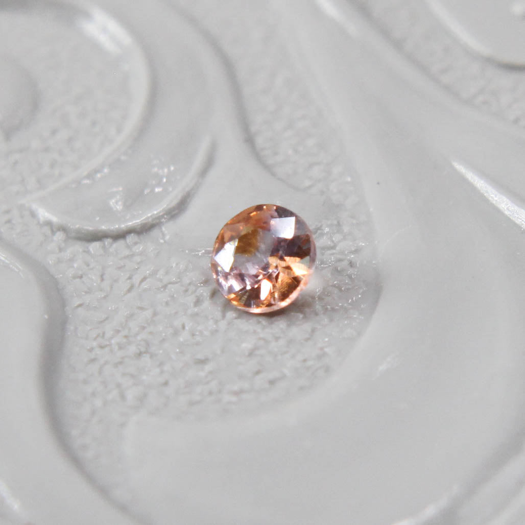 バイカラーサファイア 0.08ct ラウンドカット 2.5mm×2.5mm×1.4mm【MJ2989】