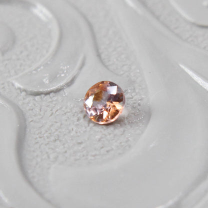 バイカラーサファイア 0.08ct ラウンドカット 2.5mm×2.5mm×1.4mm【MJ2989】