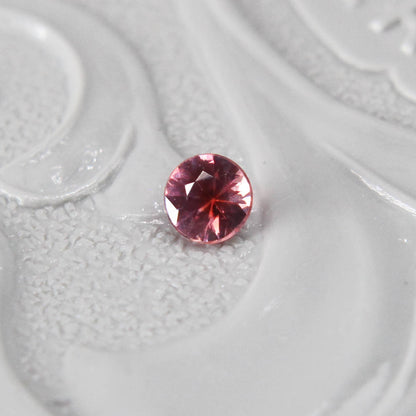 バイカラーサファイア 0.08ct ラウンドカット 2.6mm×2.6mm×1.6mm【MJ2991】