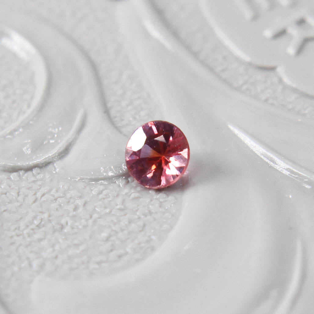 バイカラーサファイア 0.08ct ラウンドカット 2.6mm×2.6mm×1.6mm【MJ2991】