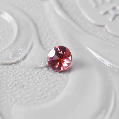バイカラーサファイア 0.08ct ラウンドカット 2.6mm×2.6mm×1.6mm【MJ2991】