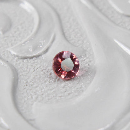 バイカラーサファイア 0.08ct ラウンドカット 2.6mm×2.6mm×1.6mm【MJ2991】