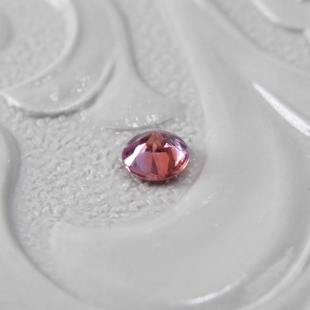 バイカラーサファイア 0.08ct ラウンドカット 2.6mm×2.6mm×1.6mm【MJ2991】