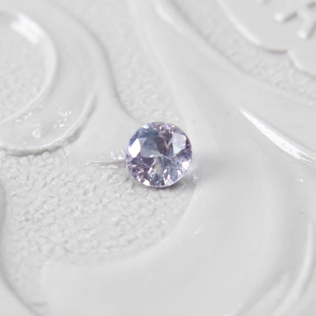 バイカラーサファイア 0.09ct ラウンドカット 2.6mm×2.6mm×1.7mm【MJ2993】