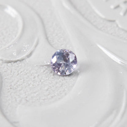 バイカラーサファイア 0.09ct ラウンドカット 2.6mm×2.6mm×1.7mm【MJ2993】