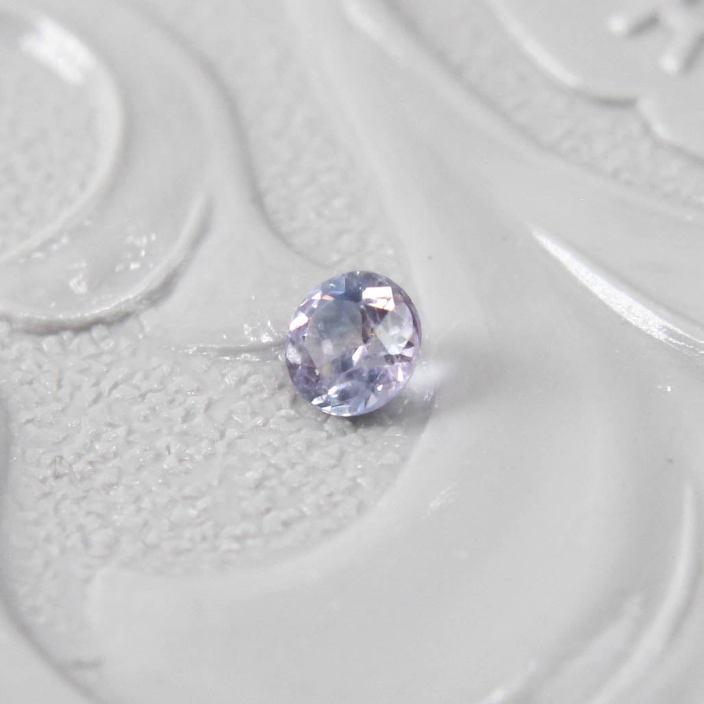 バイカラーサファイア 0.09ct ラウンドカット 2.6mm×2.6mm×1.7mm【MJ2993】