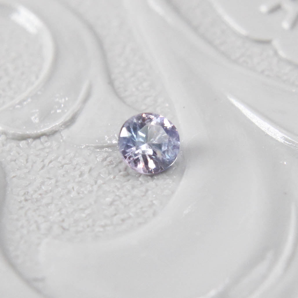 バイカラーサファイア 0.09ct ラウンドカット 2.6mm×2.6mm×1.7mm【MJ2993】