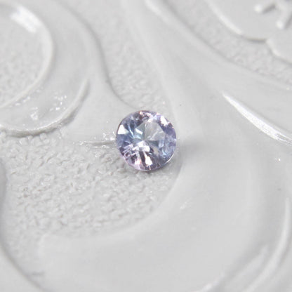 バイカラーサファイア 0.09ct ラウンドカット 2.6mm×2.6mm×1.7mm【MJ2993】