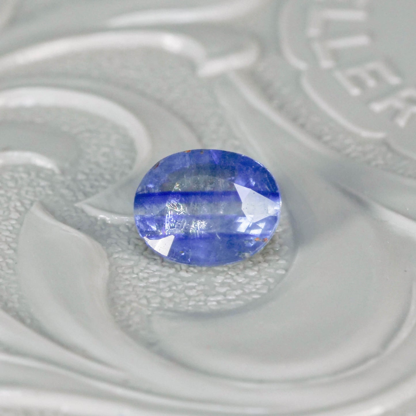 バイカラーサファイア 0.67ct オーバルカット 5.8mm×4.8mm×2.7mm【MJ3114】