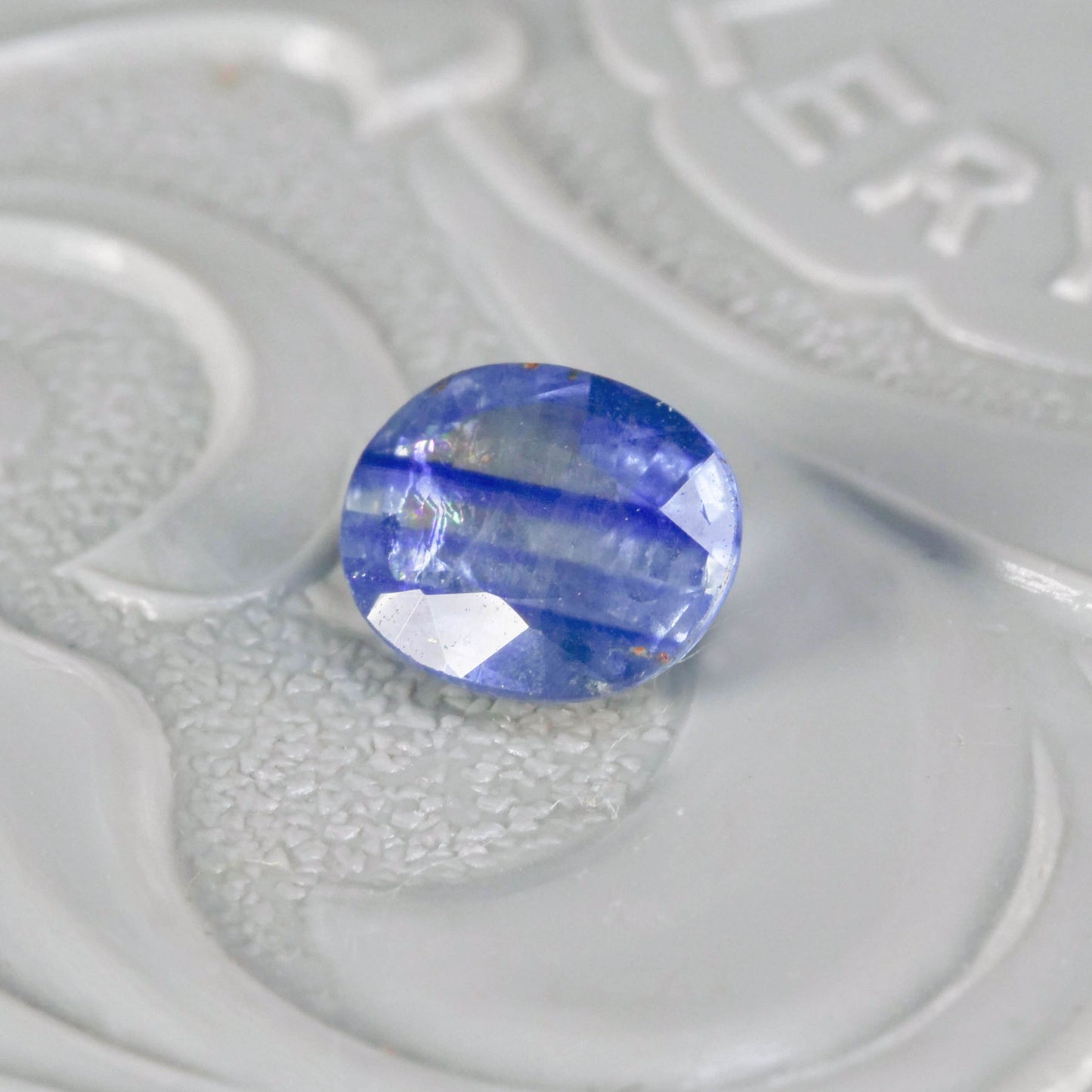 バイカラーサファイア 0.67ct オーバルカット 5.8mm×4.8mm×2.7mm【MJ3114】