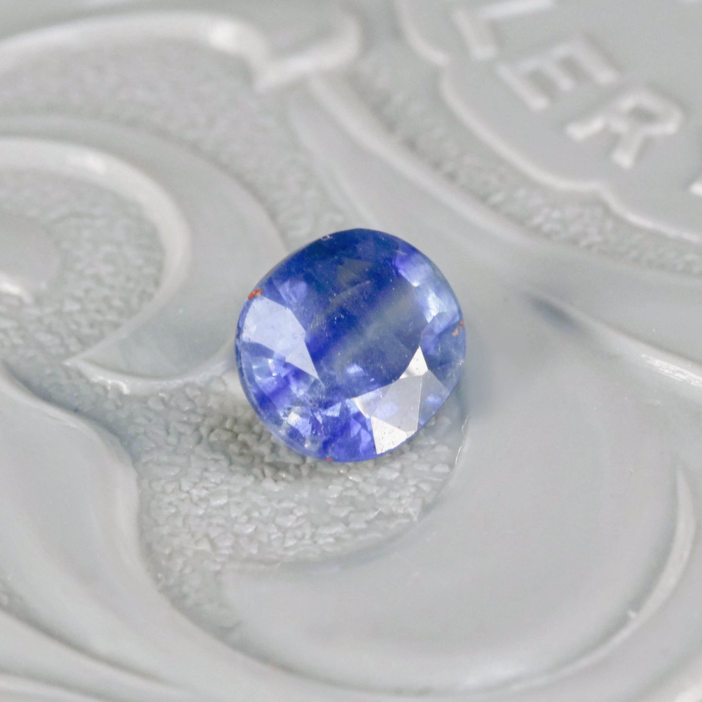 バイカラーサファイア 0.67ct オーバルカット 5.8mm×4.8mm×2.7mm【MJ3114】