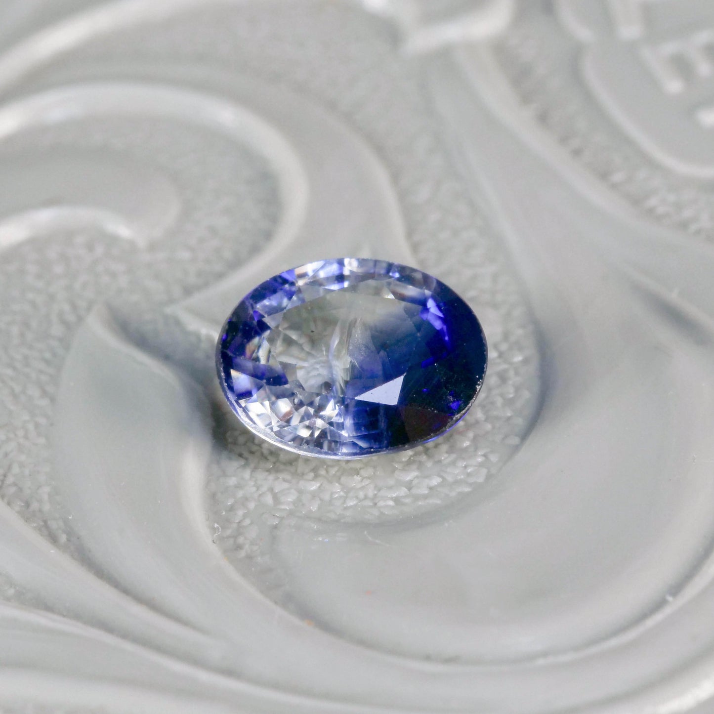 バイカラーサファイア 0.71ct オーバルカット 6.0mm×4.8mm×2.6mm【MJ3115】