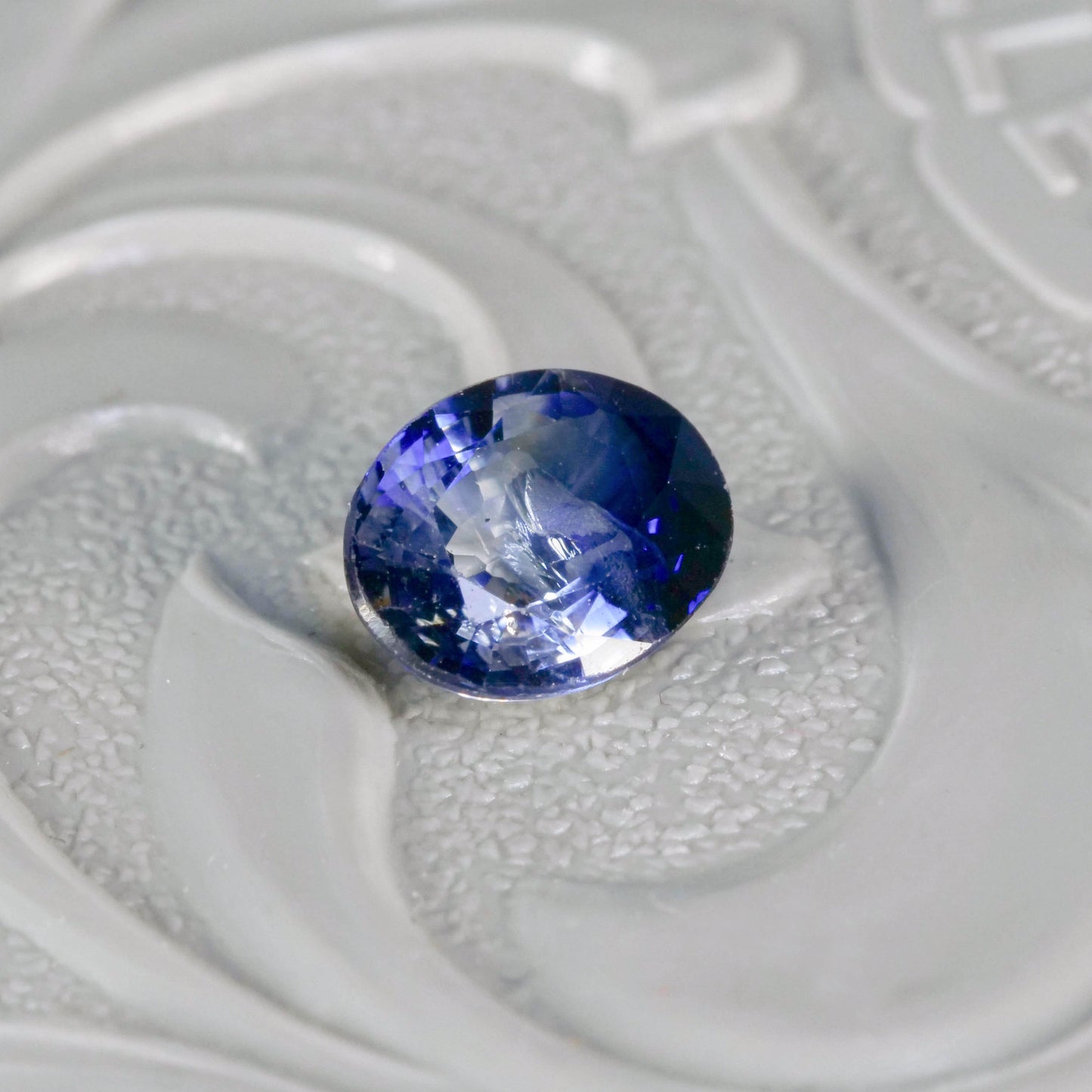 バイカラーサファイア 0.71ct オーバルカット 6.0mm×4.8mm×2.6mm【MJ3115】