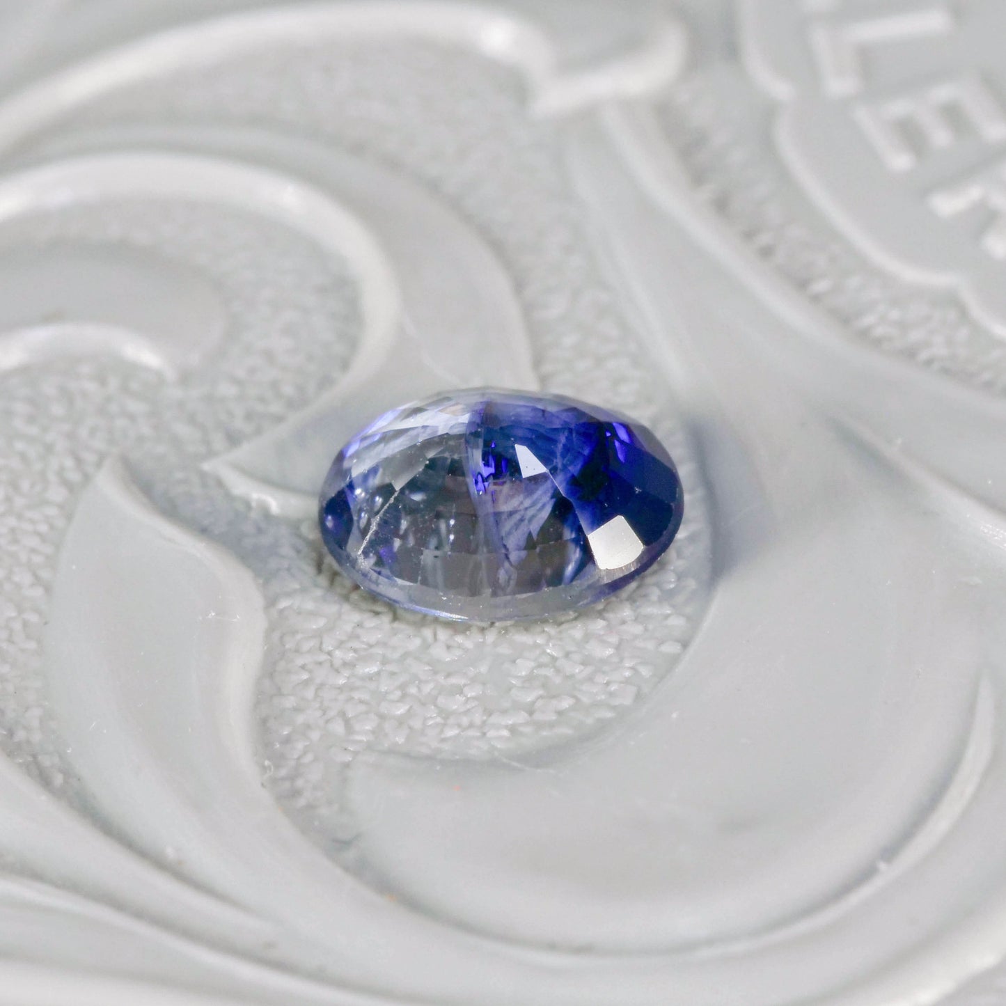 バイカラーサファイア 0.71ct オーバルカット 6.0mm×4.8mm×2.6mm【MJ3115】