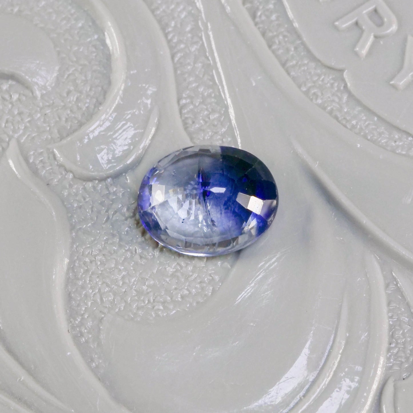 バイカラーサファイア 0.71ct オーバルカット 6.0mm×4.8mm×2.6mm【MJ3115】