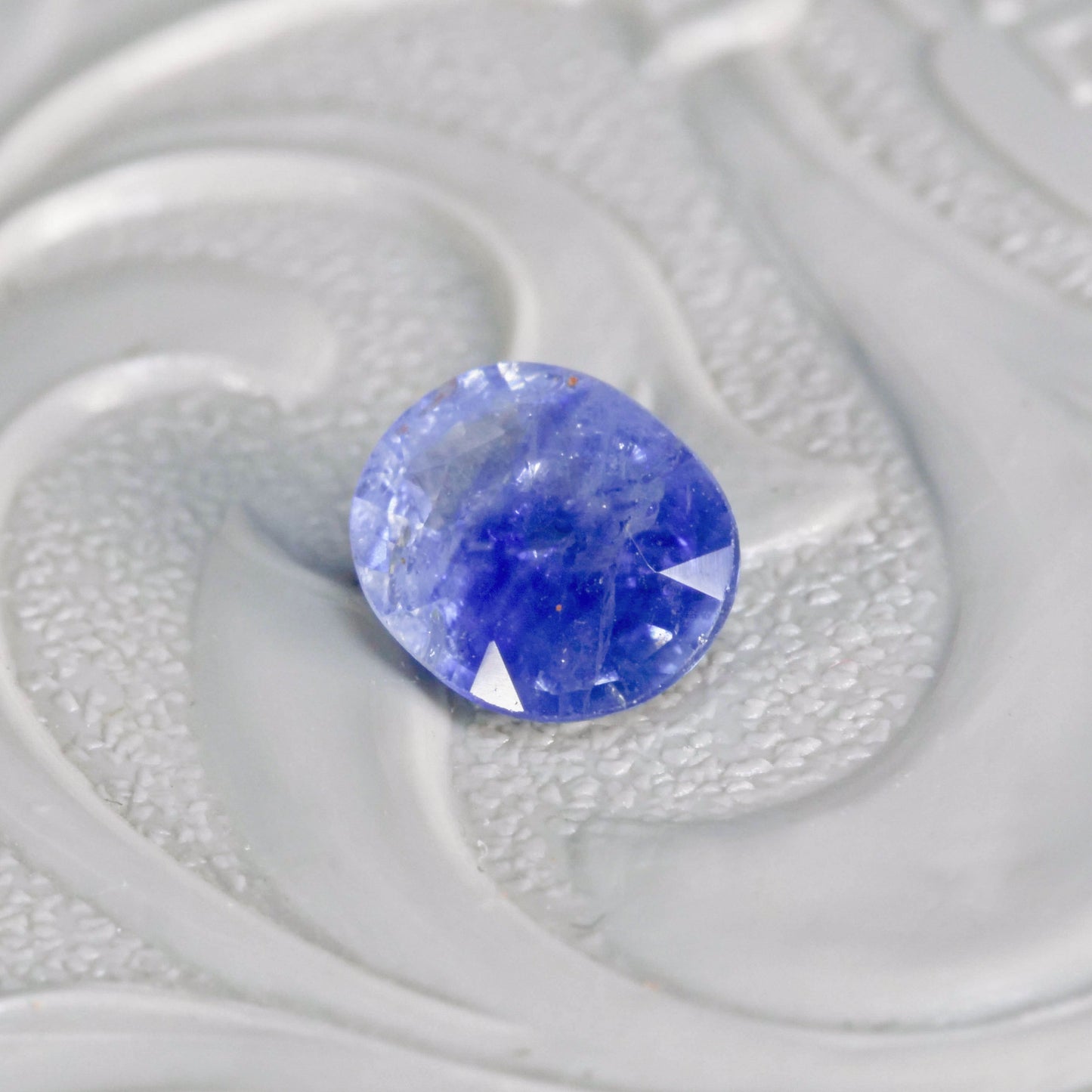 バイカラーサファイア 0.67ct オーバルカット 5.9mm×4.8mm×2.6mm【MJ3116】