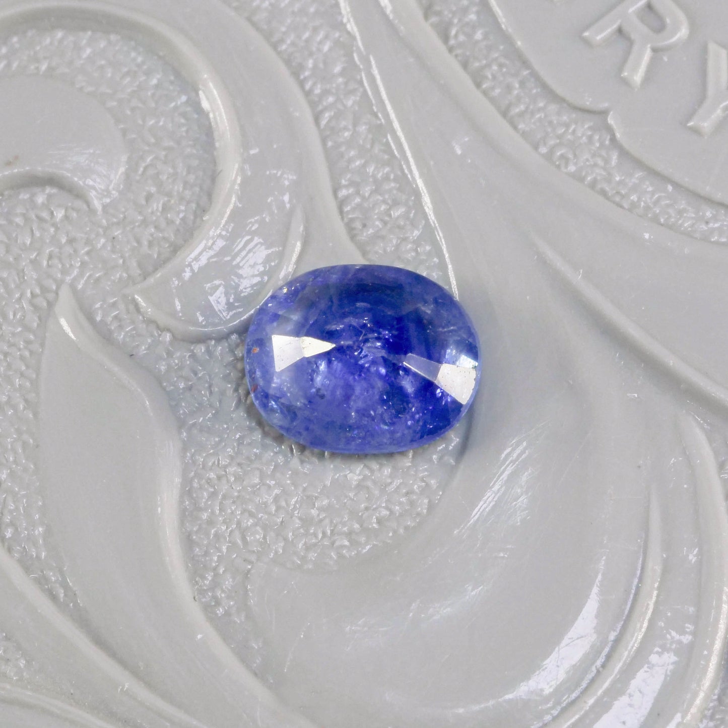 バイカラーサファイア 0.67ct オーバルカット 5.9mm×4.8mm×2.6mm【MJ3116】