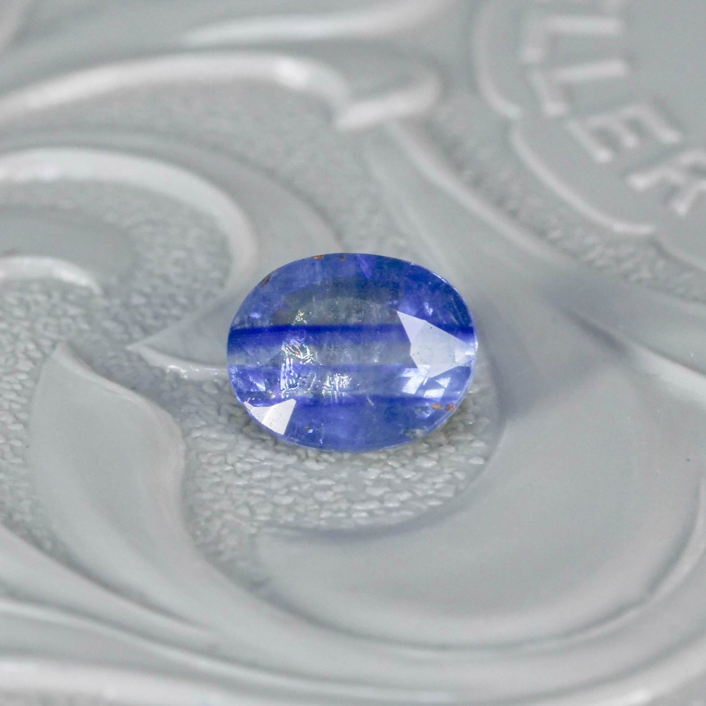 バイカラーサファイア 0.67ct オーバルカット 5.8mm×4.8mm×2.7mm【MJ3114】