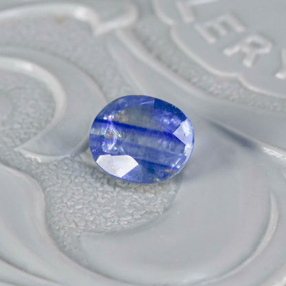 バイカラーサファイア 0.67ct オーバルカット 5.8mm×4.8mm×2.7mm【MJ3114】