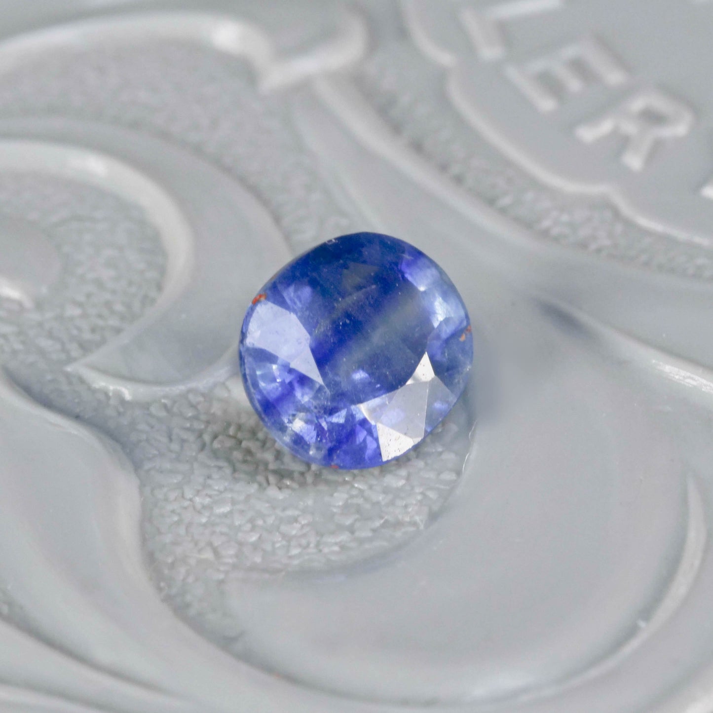 バイカラーサファイア 0.67ct オーバルカット 5.8mm×4.8mm×2.7mm【MJ3114】