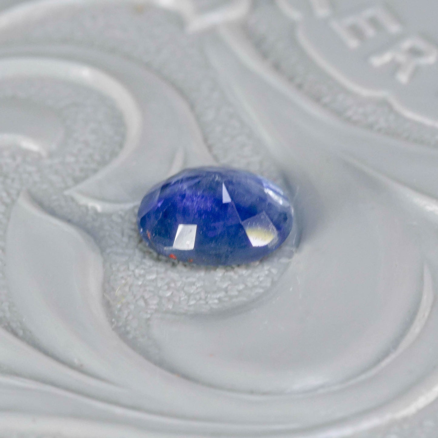 バイカラーサファイア 0.67ct オーバルカット 5.8mm×4.8mm×2.7mm【MJ3114】
