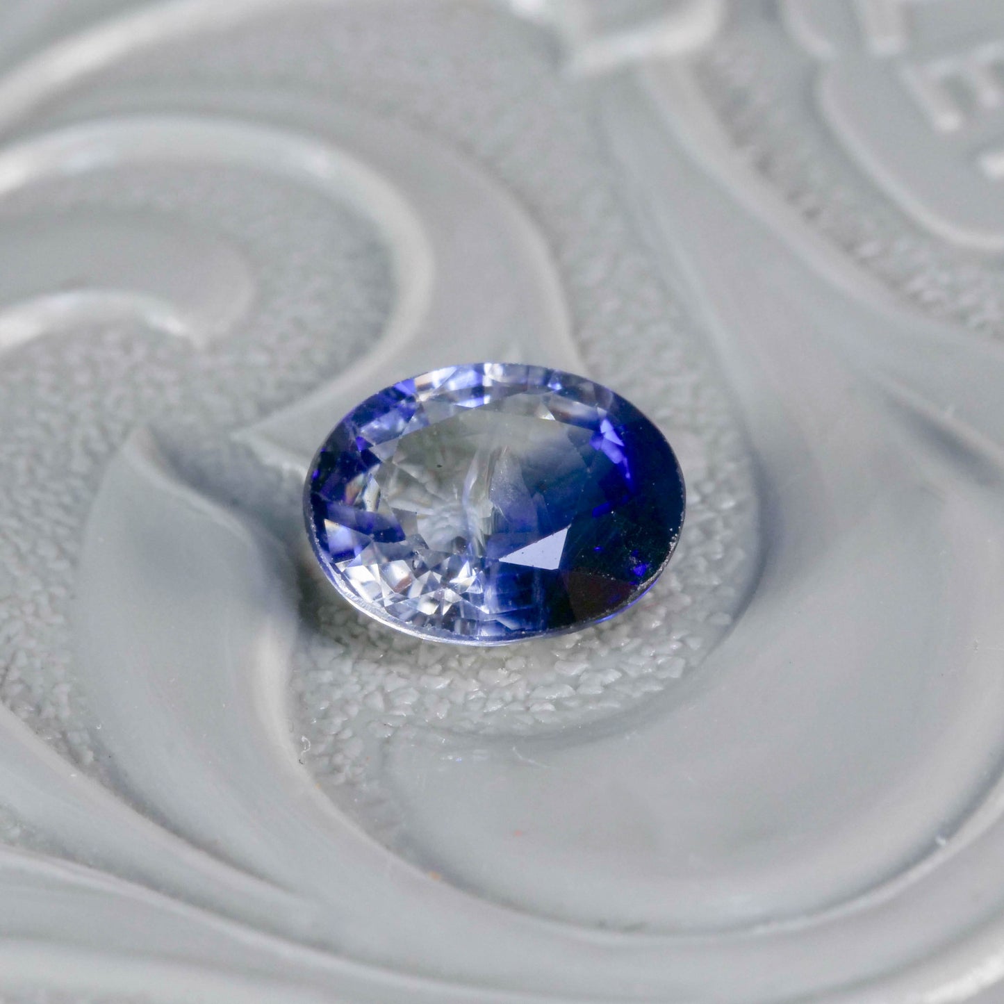 バイカラーサファイア 0.71ct オーバルカット 6.0mm×4.8mm×2.6mm【MJ3115】